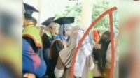 viral-menunjukkan-emak-emak-curi-handphone-saat-acara-wisuda-viral-di-media-sosial