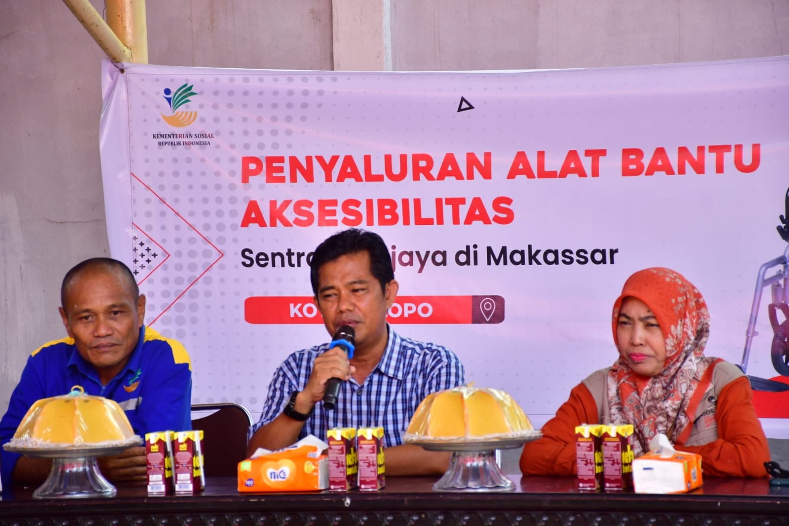 Dinsos Kota Palopo Salurkan Alat Bantu Aksesibilitas