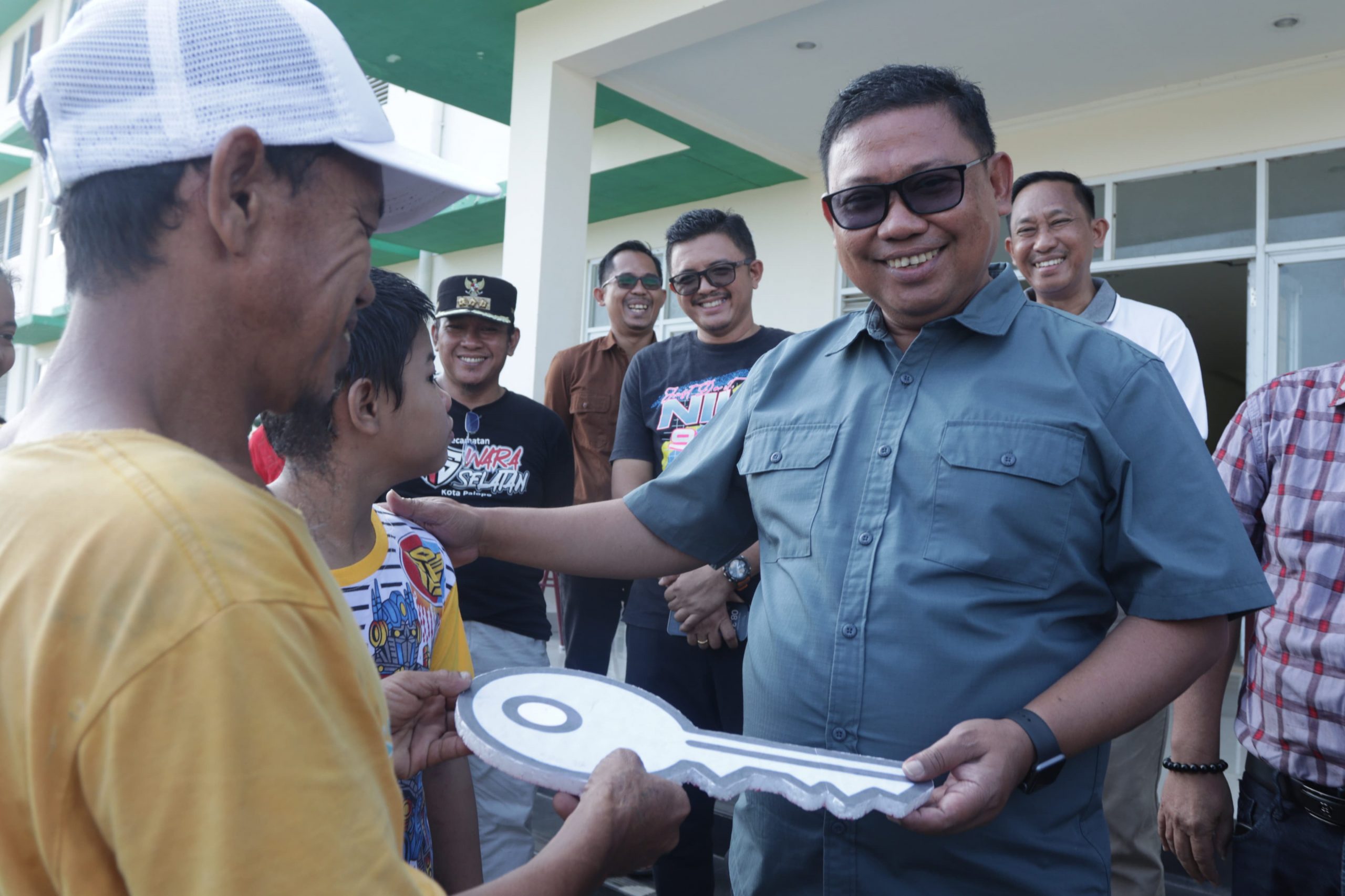 Tingkatkan Kualitas Hidup Masyarakat, Pj Wali Kota Palopo Serahkan Kunci Rusun