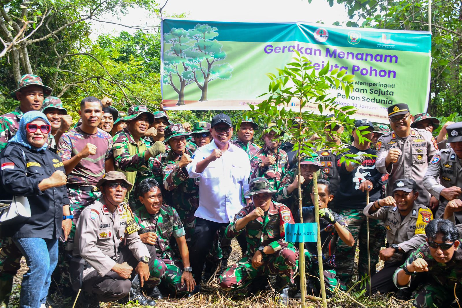200 Bibit Pohon Tertanam Di Bukit Lewadang