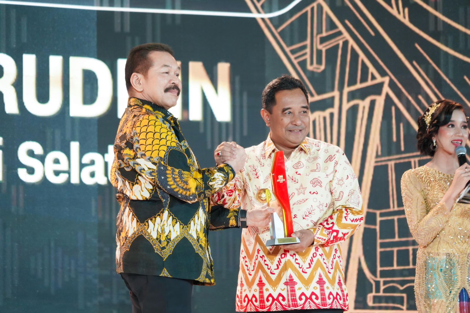 Penghargaan Excellence Governance Leadership Pada Pj Gubernur Sulsel