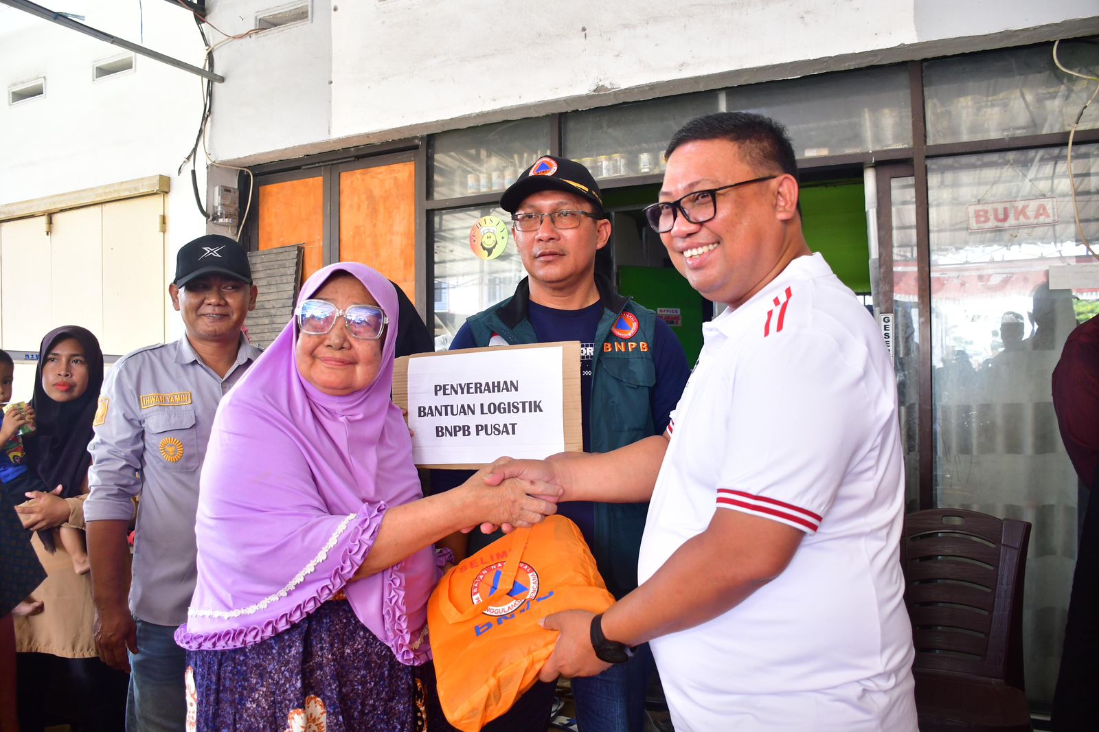 Pj Wali Kota Serahkan Bantuan Logistik BNPB