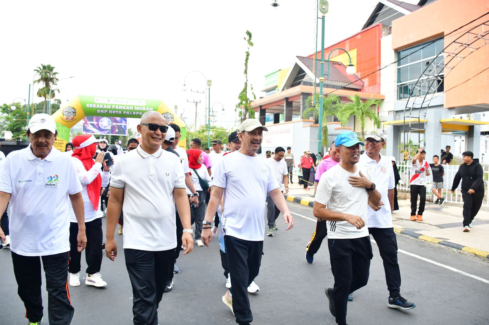 Pemkot dan Masyarakat Palopo Ikuti Jalan Santai Serentak HUT Sulsel