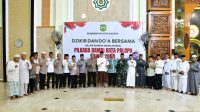 - Pj. Sekretaris Daerah Kota Palopo, Ilham Hamid, SE., M.Si menghadiri dzikir dan do'a bersama Pemerintah Kota Palopo di Masjid Agung Luwu Palopo, Kamis (21/11/2024). Ilham Hamid mengatakan, Dzikir dan do'a bersama ini bertujuan untuk meningkatkan iman dan taqwa sebagai upaya untuk mendekatkan diri kepada Allah SWT. “Selain itu, juga dilaksanakan dalam rangka mewujudkan Pilkada Damai Kota Palopo tahun 2024,” kata Ilham Hamid. Adapun Pilkada Serentak akan dilaksanakan tanggal 27 November 2024, kata Ilham, diharapkan berjalan aman dan kondusif. “Pemerintah Kota Palopo mengajak seluruh masyarakat untuk bersama-sama mewujudkan pilkada damai, kondusif dan lancar,” katanya. Turut hadir dalam kegiatan ini, unsur Forkopimda Kota Palopo, Ketua KPU Kota Palopo, Ketua Bawaslu Kota Palopo, Kepala Kemenag Kota Palopo, Kepala BNN Kota Palopo. Selain itu, turut dihadiri pula oleh Kepala OPD se-Kota Palopo, Direktur PAM-TM Kota Palopo, Camat dan Lurah, serta jamaah Masjid Agung Luwu Palopo.